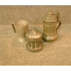 Un lot de 3 pièces victoriennes en étain comprenant 2 chopes et un moule....