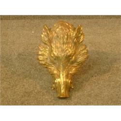 Une tête de sanglier en bronze doré, à l'origine un heurtoir de porte....