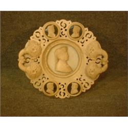 Une plaque décorative en albâtre ornée du portrait de Dante et de 4 profils en médaillons, (resta...