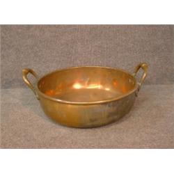 Une marmite ancienne en cuivre.  An antique copper cauldron. $250/350...