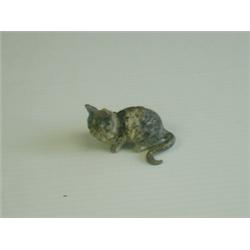 Un sujet en bronze de Vienne peint représentant un chat....