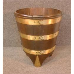 Une paire de jardinières en acajou à montures de laiton.  A pair of brass banded mahogany planter...