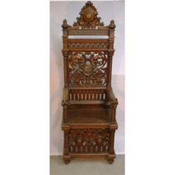 Une chaise de circoncision de style fin Renaissance, le dossier et la base ajourés à décor de feu...