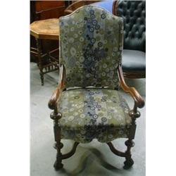 Un fauteuil de style jacobéen sur des pieds bagués réunis par une entretoise en "x"....