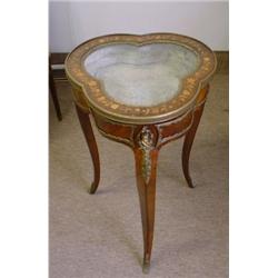 Une vitrine trilobée de style Louis XV en bois de placage marqueté de fleurs, le plateau vitré su...