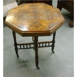 Un guéridon octogonal en loupe de noyer, le plateau marqueté d'urnes et de feuillage sur des pied...