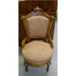 Une chaise Eastlake en noyer et loupe de noyer, sur des pieds ronds bagués....