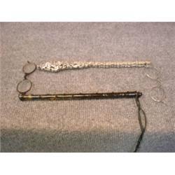 Un lot de 2 lorgnons, l'un en écaille, l'autre en métal argenté à décor Renaissance.  A lot of 2...