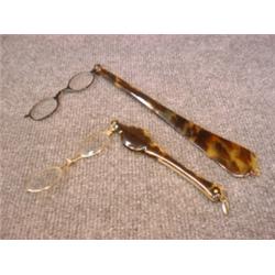 Un lot de 2 lorgnons en écaille.  A lot of 2 tortoiseshell lorgnettes. $100/150...