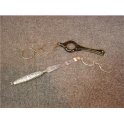 Un lot de 2 lorgnons en argent, l'un américain Art Nouveau à décor de fleurs, l'autre français da...