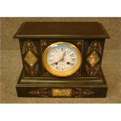 Une pendule victorienne en marbre noir à décor de rinceaux dorés, le cadran émaillé de bleu, le m...