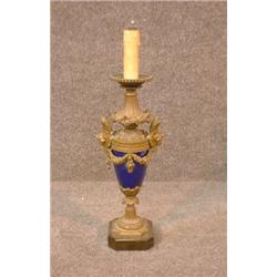 Une base de lampe en porcelaine bleu cobalt à montures de bronze patiné à décor de têtes de chéru...