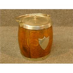 Une boîte à couture en papier mâché, vers 1850 à décor polychrome sur fond noir....