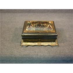 Une boîte à couture vers 1830, à décor de rinceaux dorés sur fond noir et naturel, le couvercle o...