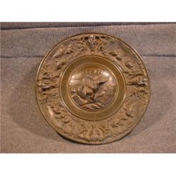 Une plaque murale en bronze patiné à décor d'oiseaux....