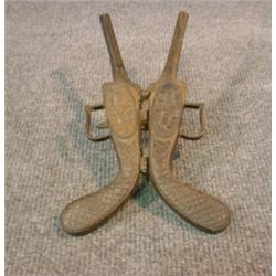 Un tire-bottes américain en fonte en forme de pistolet à double canon, marqué: "The US Bull-Dog B...