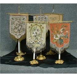 Un lot de 6 étendards de table victoriens en broderie de perles, sur des bases en métal doré....