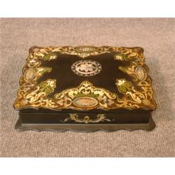 Un coffret victorien en papier mâché à décor incrusté de nacre et peint de rinceaux polychromes s...