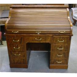 Un bureau à cylindre en acajou et chêne, de la fin du 19e Siècle, la partie supérieure marquetée...