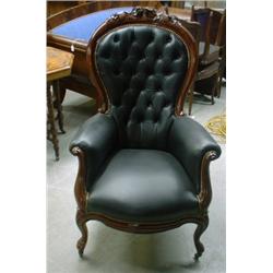 Une bergère victorienne en acajou, le dossier sculpté de fleurs, sur des pieds cambrés, capitonné...