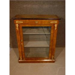 Une vitrine victorienne en noyer souligné de bois noirci, la porte vitrée sur une base en forme d...