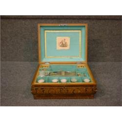 Une boîte à couture du 19e Siècle en loupe de noyer, le couvercle gainé d'un coussin à aiguilles....