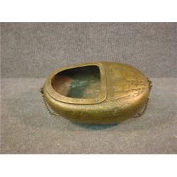 Une sébile de mendiant persane du 19e Siècle de forme ovoïde gravée sur toute la surface de perso...