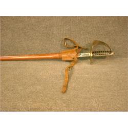 Une épée de cérémonie, la coquille et la lame gravées dans un fourreau gainé de cuir....