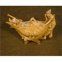 Un centre de table en porcelaine autrichienne de forme ovale représentant une jeune femme s'empar...