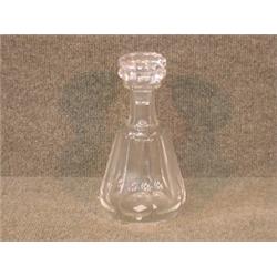 Une carafe en cristal de Baccarat.  A Baccarat crystal decanter. $150/250...