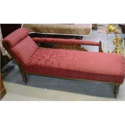 Un lit de repos, probablement américain en chêne, sculpté de motifs géométriques, sur des pieds r...