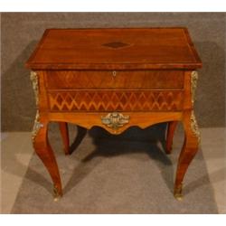 Une coiffeuse, probablement hollandaise, de la fin du 19e Siècle, de style Louis XV en bois de pl...