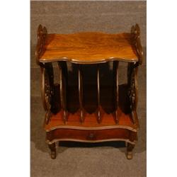 Un "canterbury" victorien en palissandre, les montants ajourés en forme de lyre reposant sur une...