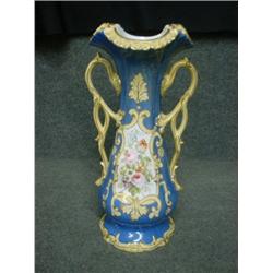 Un vase à anses en porcelaine anglaise du milieu du 19e Siècle à décor de fleurs dans un médaillo...