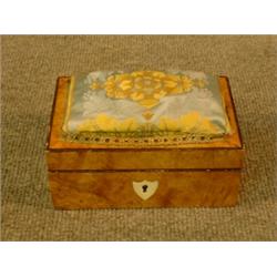 Une boîte à biscuits en chêne à monture de métal argenté.  A plated silver mounted oak biscuit ba...