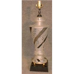 Une lampe Art Deco en verre à décor de bandes en spirales alternées émaillées noires fleuries, sa...