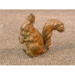 Un sujet en bronze de Vienne peint représentant un écureuil....