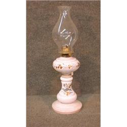 Une lampe à huile en opaline à décor de fleurs et de fruits....