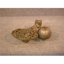 Un réchaud de la fin du 19e S. en fonte et laiton décoré d'un chat....