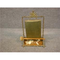 Un gong Art Nouveau sur une base en bois incrustée de fleurs en ivoire, (manques)....