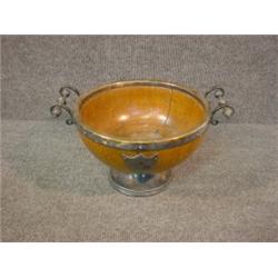 Un bol à anses en chêne à monture de métal argenté datée 1880....