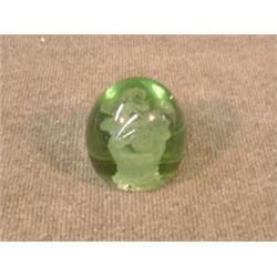 Un presse-papier en verre de Nailsea.  A Nailsea glass paperweight. $150/250...