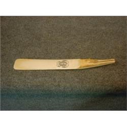 Un coupe papier de la fin du 19e Siècle initialé en ivoire décoré d'une tête de crocodile....