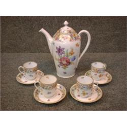 Un ensemble en porcelaine de Dresde, vers 1920 à décor de fleurs polychromes, sur fond blanc, com...