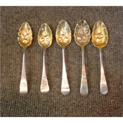 Un lot de 5 petites cuillères à fruits d'époque George III en argent, différents maître-orfèvres....