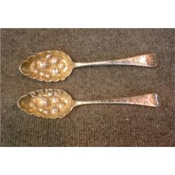 Une paire de cuillères à fruits armoriées d'époque George III en argent, poinçons de Londres 1801...