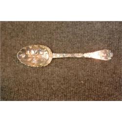 Une cuillère à fruits tréfide armoriée d'époque Guillaume III en argent, poinçons de Londres, 169...