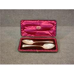 Une paire de cuillères à fruits d'époque George III en argent repoussé, poinçons de Londres, 1801...