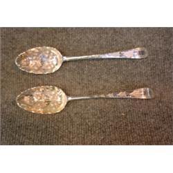 Une paire de cuillères à fruits d'époque George III en argent, poinçons de Londres, 1783 et 1790,...