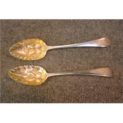 Une paire de cuillères à fruits d'époque George III en argent, poinçons de Londres, 1801, Thomas...
